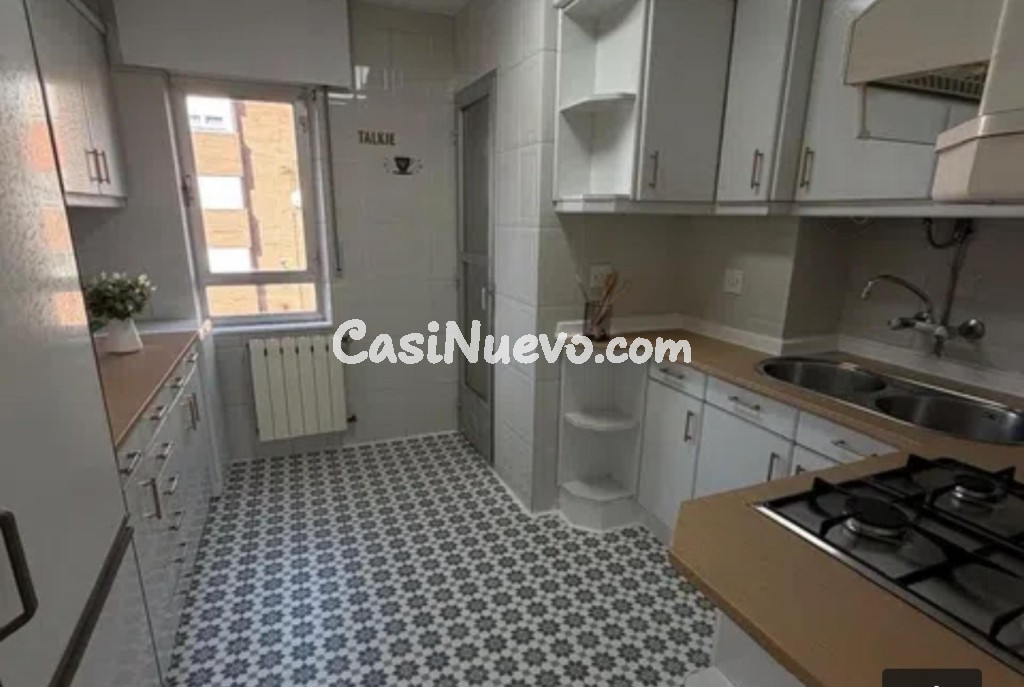 Piso de 4 habitaciones con terraza y dos trasteros .