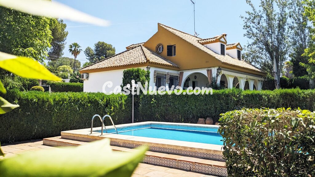 Casa-Chalet en Venta en Alcala De Guadaíra Sevilla