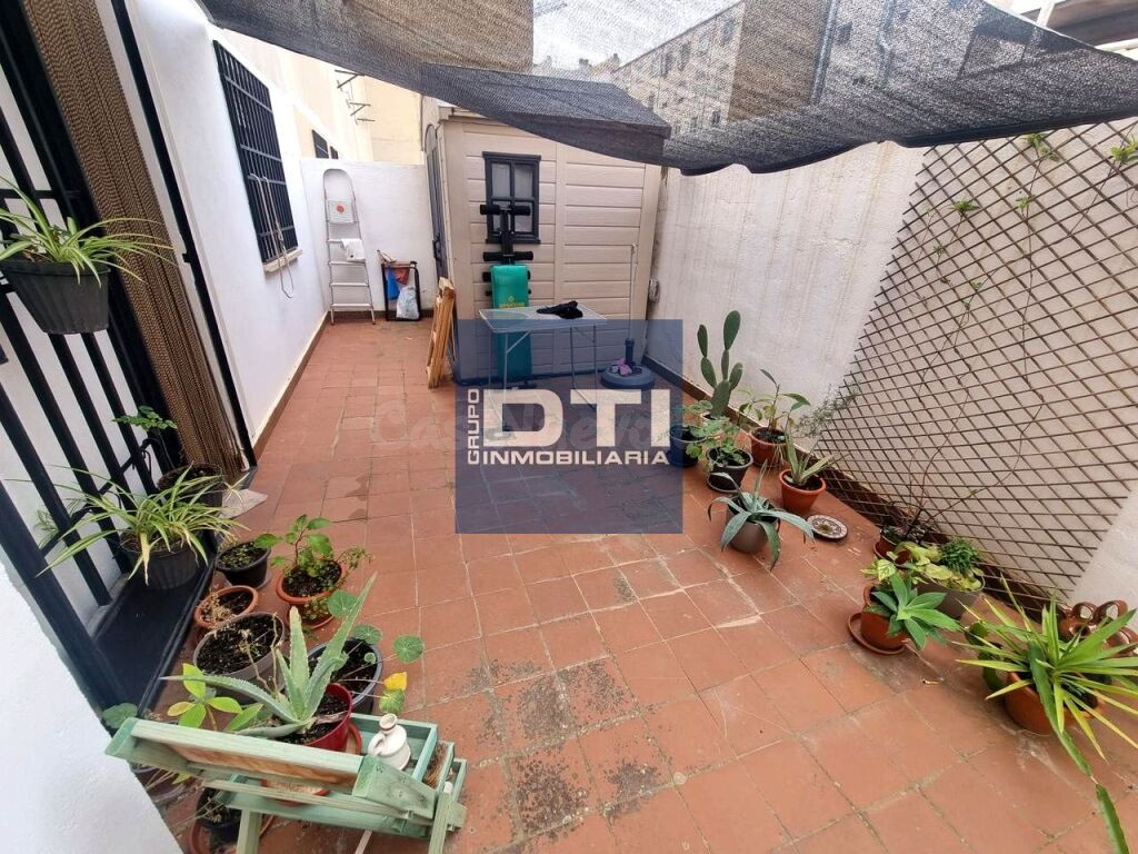 Piso cerca del centro con patio privado. 4 habitaciones 2 ba - foto 2
