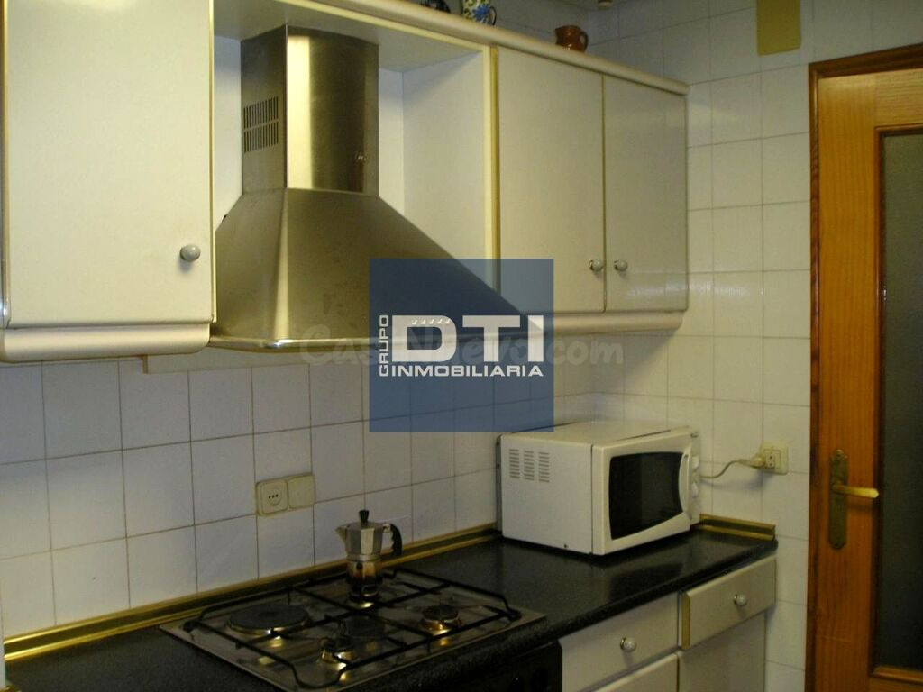 Piso cerca del centro con patio privado. 4 habitaciones 2 ba - foto 4