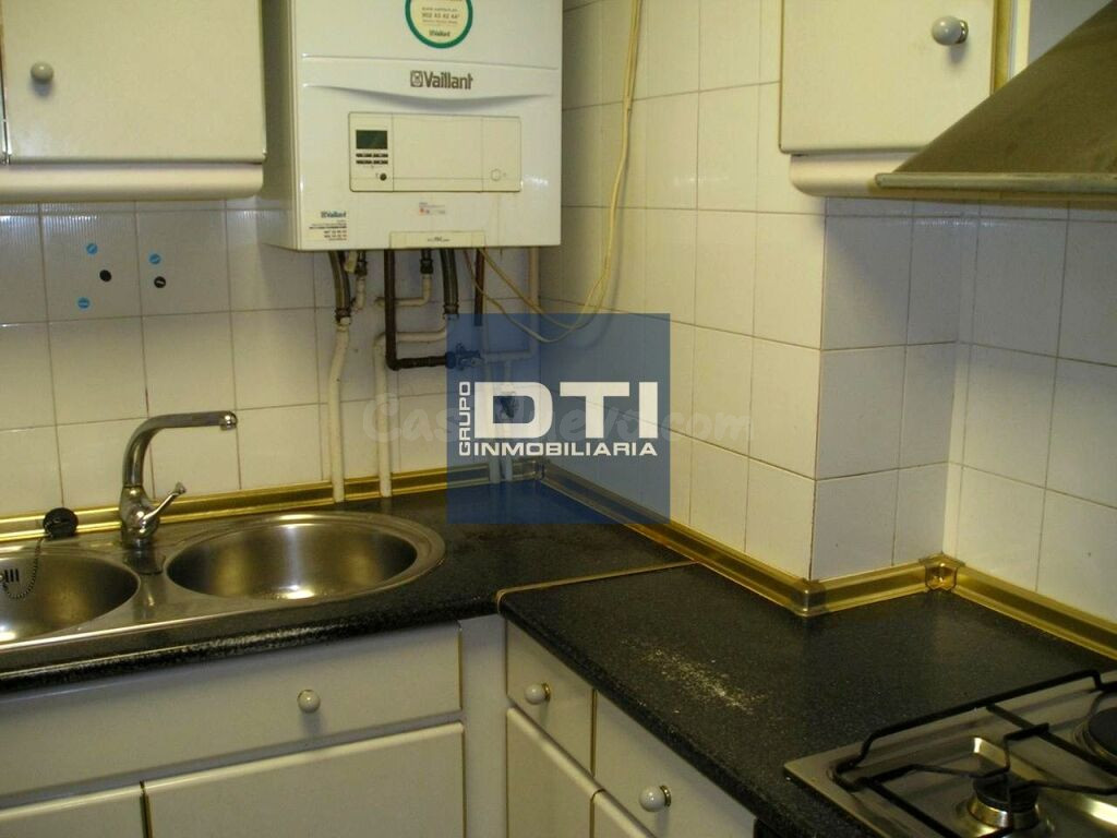 Piso cerca del centro con patio privado. 4 habitaciones 2 ba - foto 5