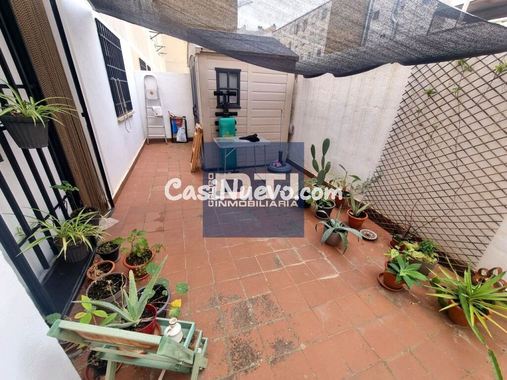 Piso cerca del centro con patio privado. 4 habitaciones 2 baños. Albacete