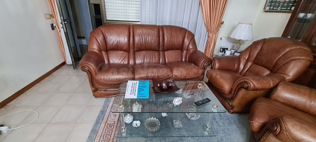 Sofá piel y madera tresillo