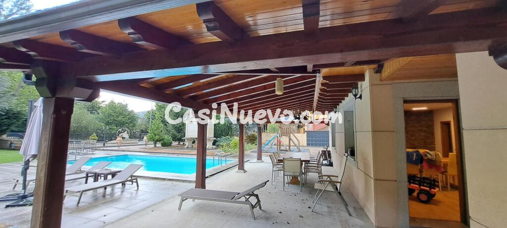 CASA CON PISCINA Y PARCELA CERRADA