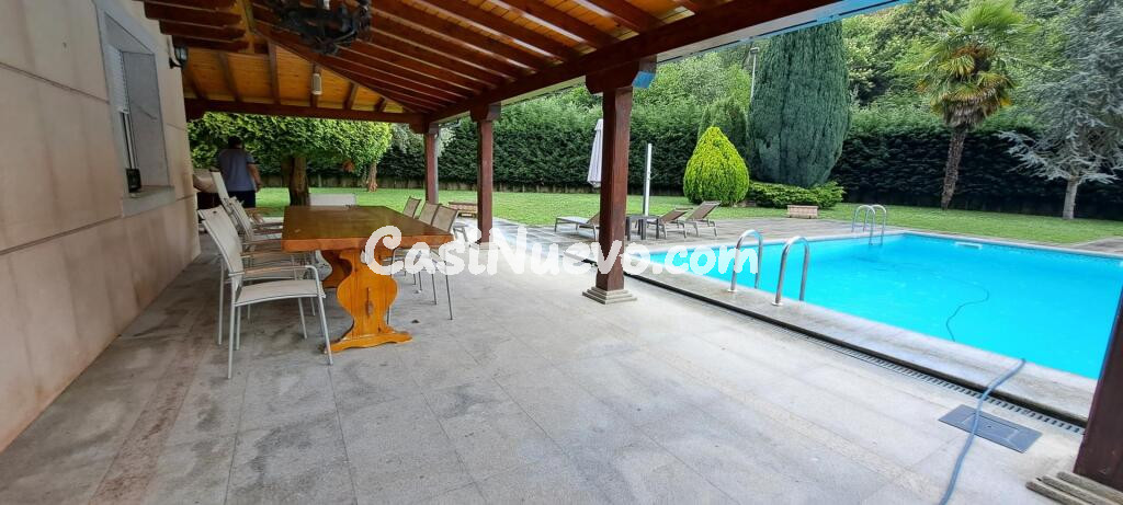 CASA CON PISCINA Y PARCELA CERRADA
