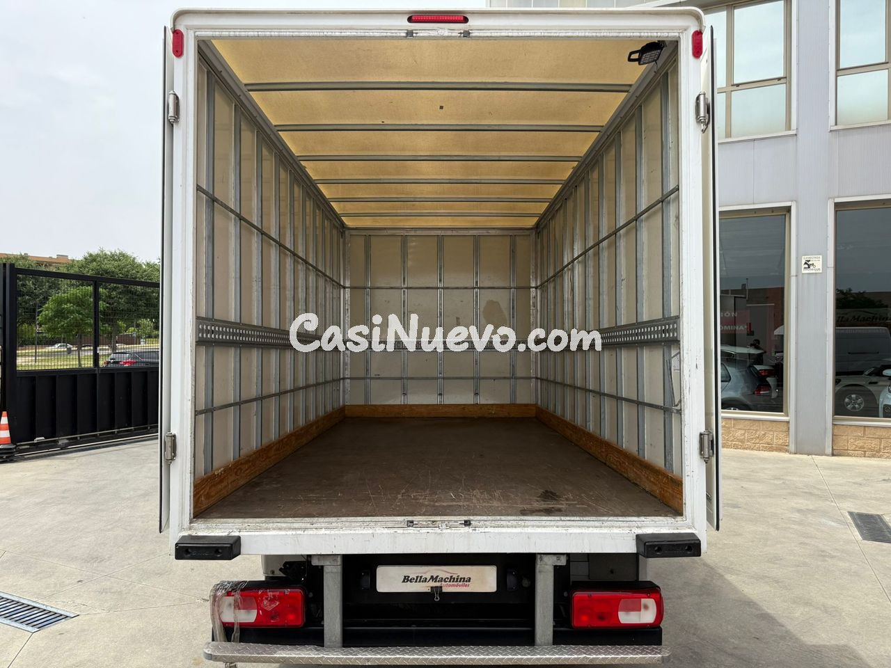 Volkswagen Crafter CARROZADA L4 177 CV CON TRAMPILLA - foto 8