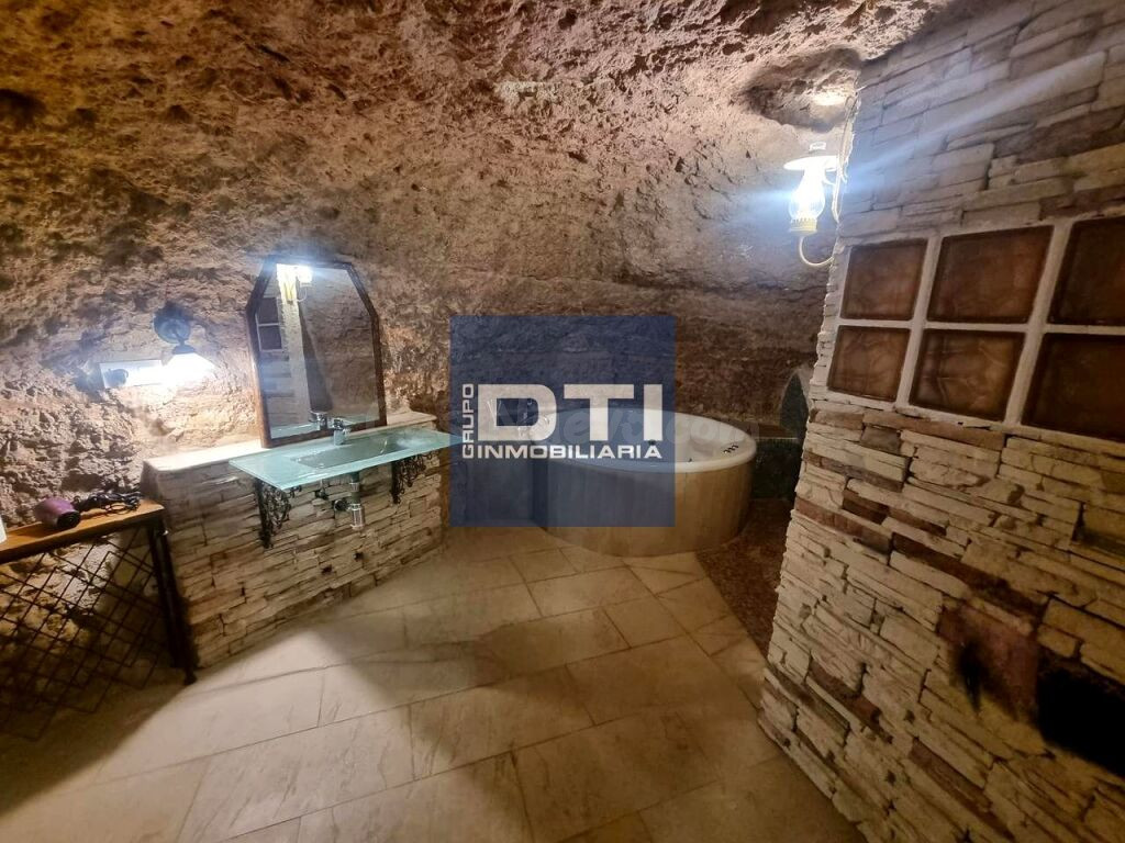 Casa en venta en Chinchilla de Montearagón con hidromasaje y - foto 4