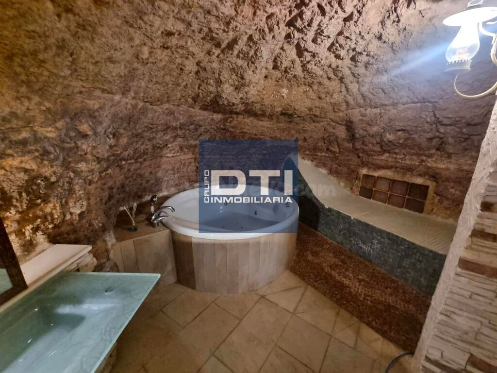 Casa en venta en Chinchilla de Montearagón con hidromasaje y - foto 5