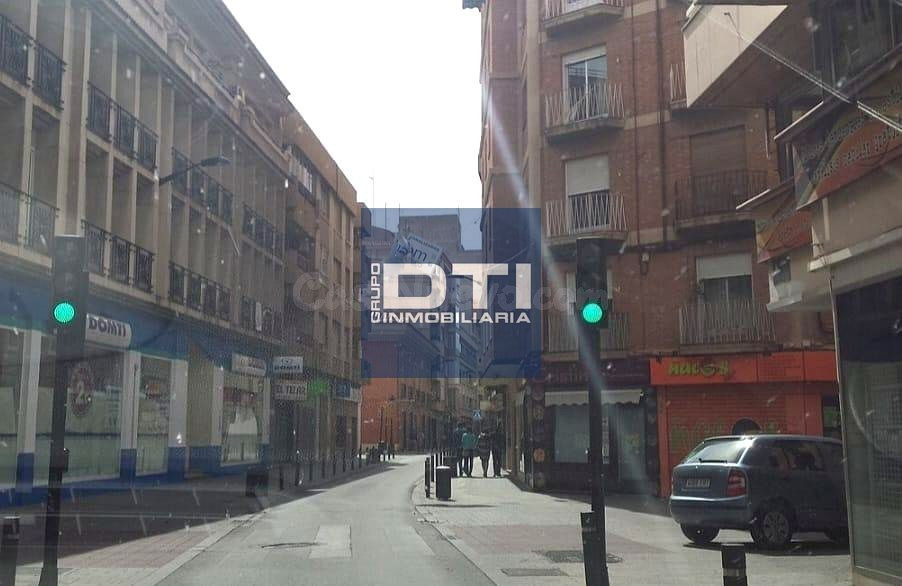 Se vende piso junto a Casa Perona. 5 habitaciones, garaje y excelente ubicación en Calle de la Feria