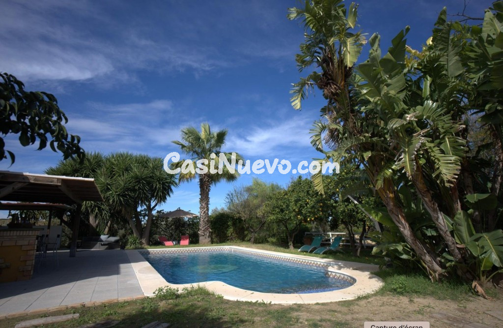 Nueva y exclusiva oferta: Una auténtica finca en Andalucía Una casa de campo con mucho carácter, piscina, jacuzzi y sistema solar - ubicada en Manzanilla, entre Sevilla y Huelva. La proximidad al Algarve me parece particularmente emocionante: en menos