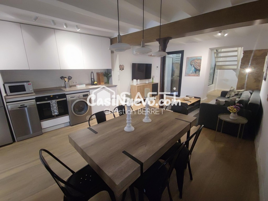 ENCANTADOR DÚPLEX REFORMADO EN PLENO CENTRO