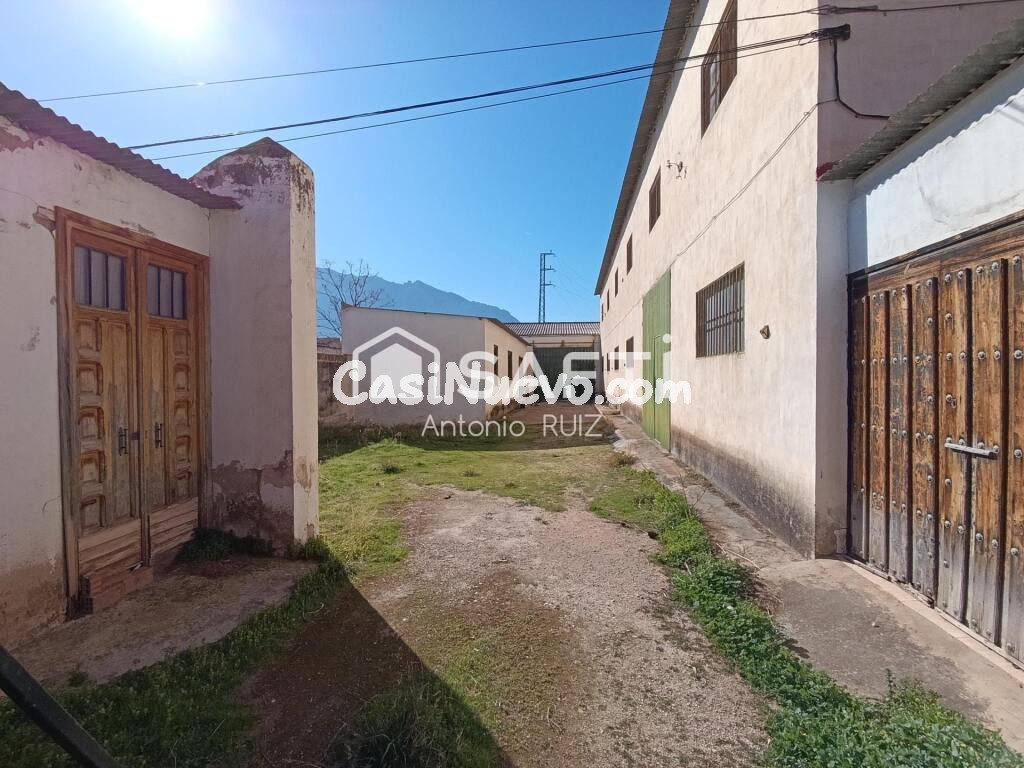 Parcela con naves en venta. Espacio industrial en zona Ermita Vieja de Jódar. SIN COMISIÓN DE COMPRA.