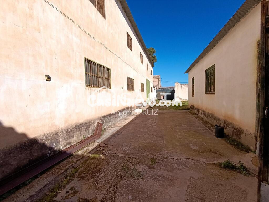 Parcela con naves en venta. Espacio industrial en zona Ermita Vieja de Jódar. SIN COMISIÓN DE COMPRA.