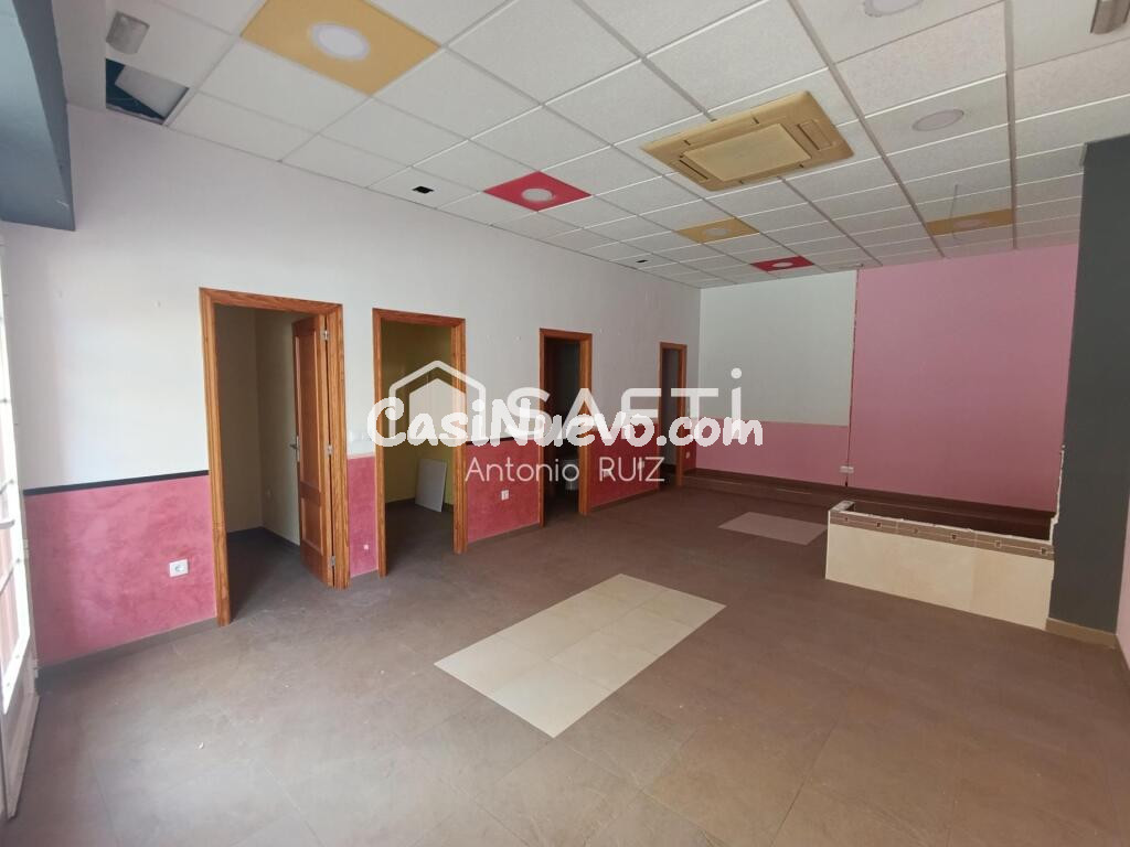 Local comercial en venta, zona Salesianos. Amplio, luminoso y con gran fachada. SIN COMISIÓN DE COMPRA