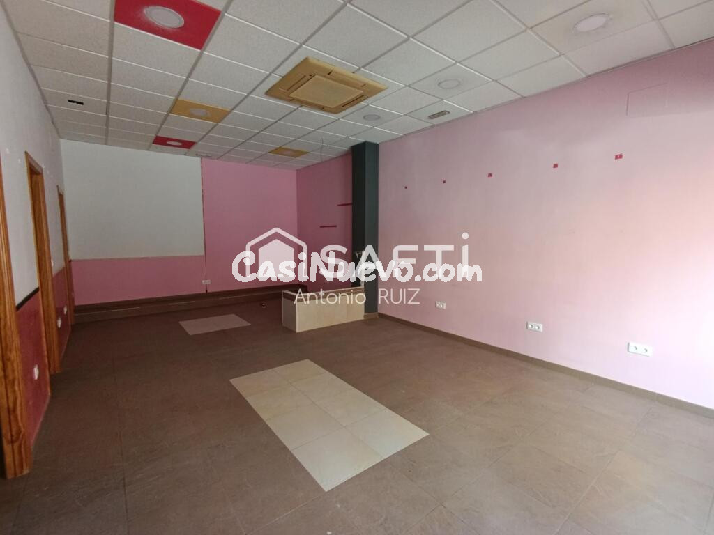 Local comercial en venta, zona Salesianos. Amplio, luminoso y con gran fachada. SIN COMISIÓN DE COMPRA