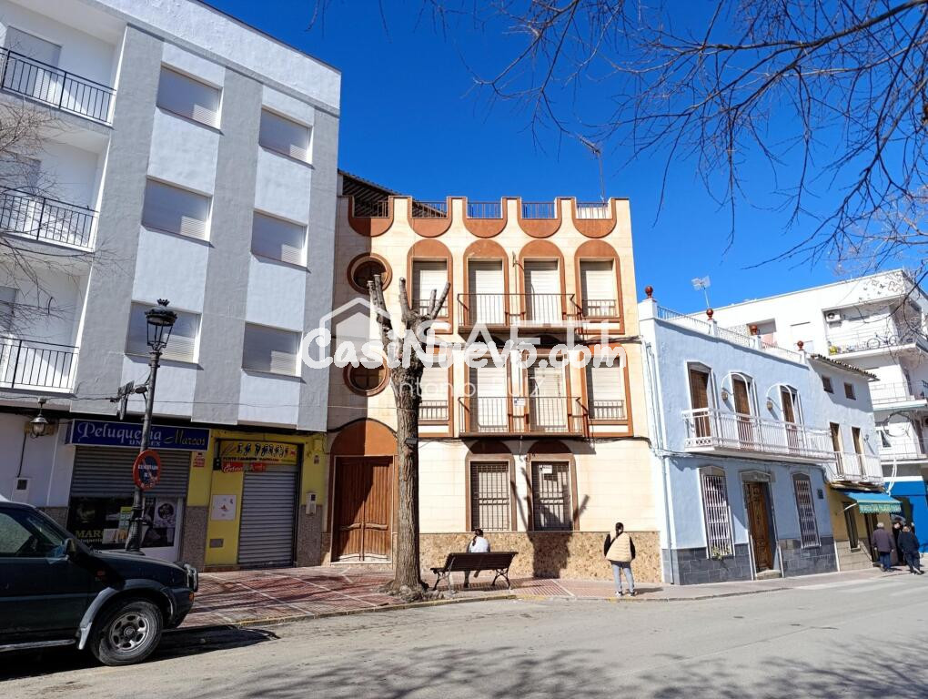 Casa de 4 Plantas con Gran Potencial en el Centro de Jódar. SIN COMISIÓN DE COMPRA.