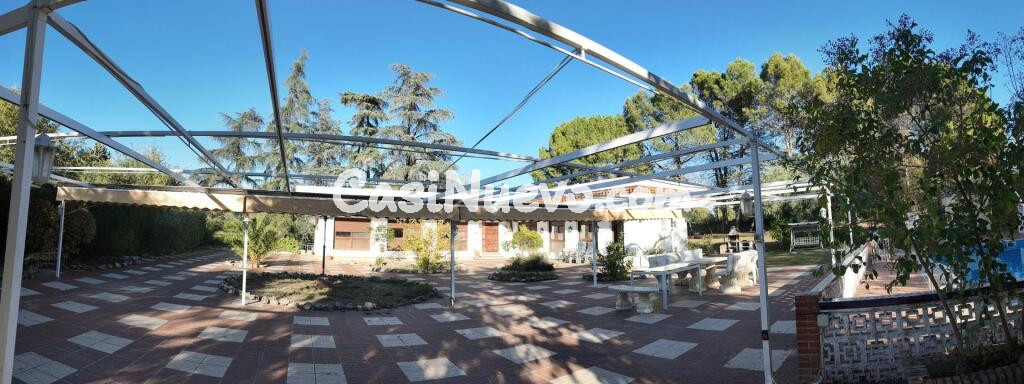 ¡Ideal como vivienda o alojamiento turístico! Casa inscrita como Vivienda Turística de Alojamiento Rural con 3.600 m² de parcela. SIN COMISIÓN DE COMPRA.