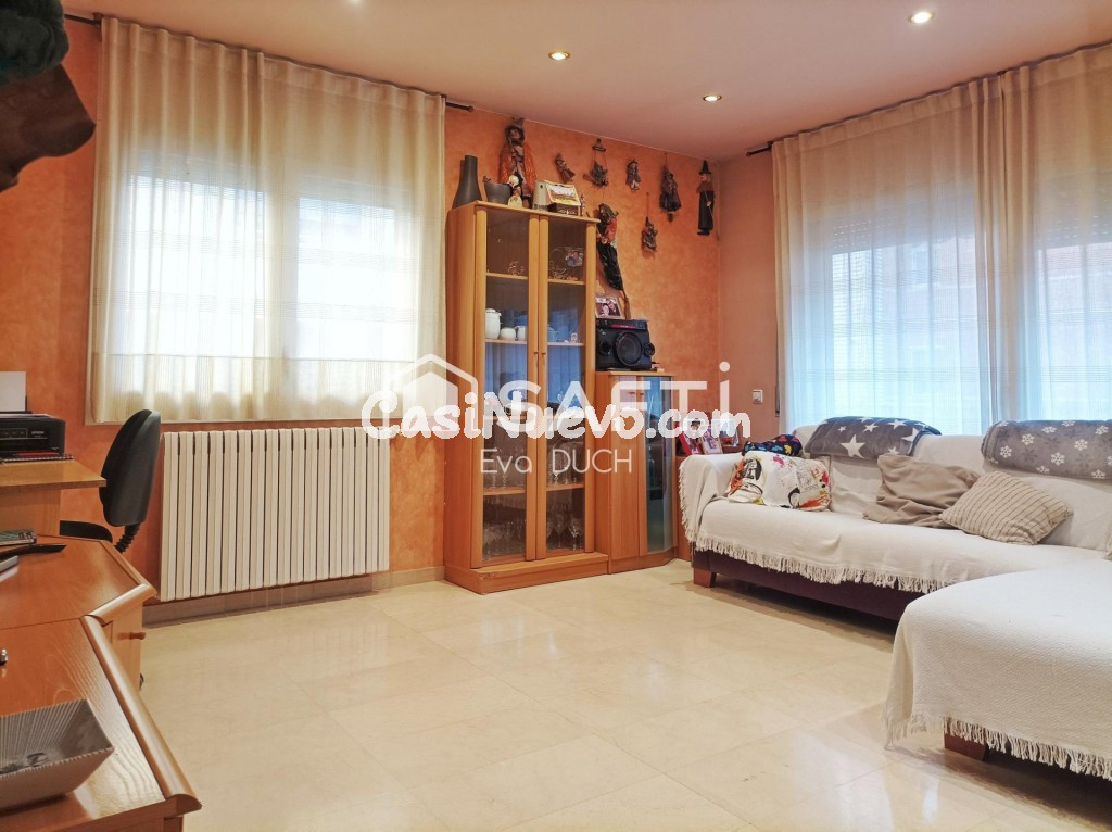 Espacio, luz y calma: una planta baja para vivirla de verdad en Castellfollit de la Roca.