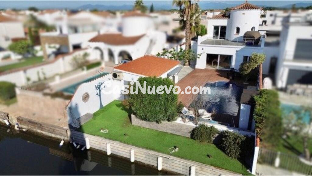 Villa con amarre, sol y estilo en Empuriabrava