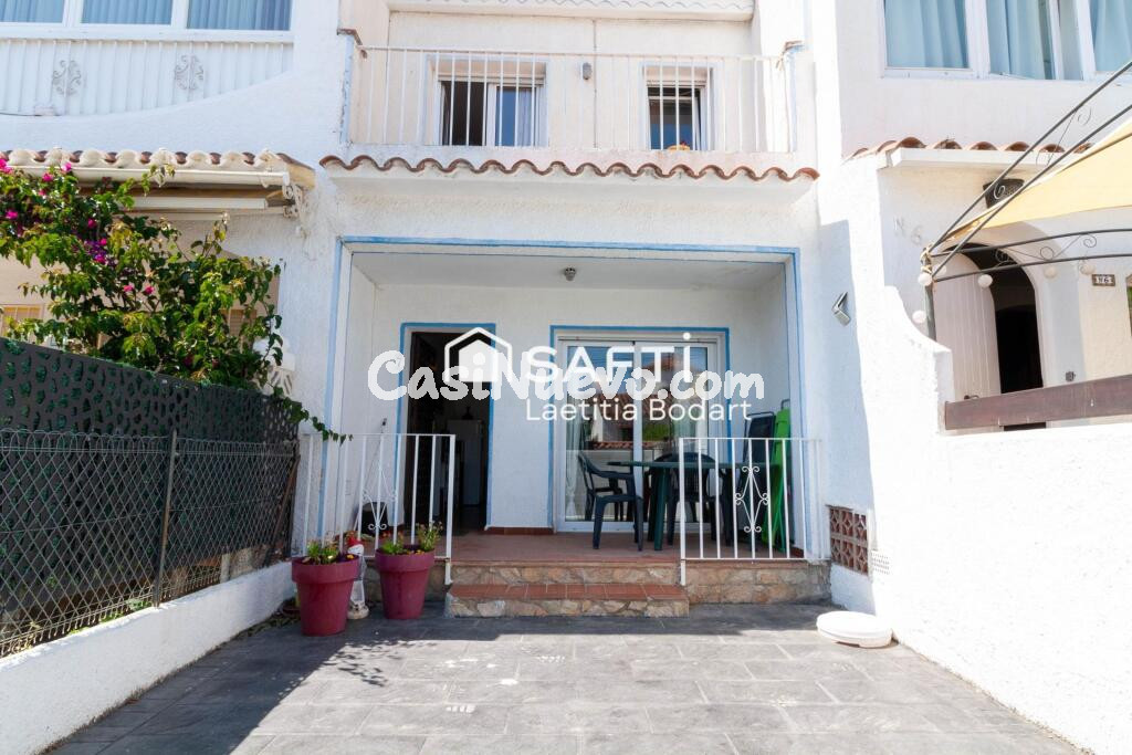 Casa adosada con 2 dormitorios y amplia terraza –  Empuriabrava