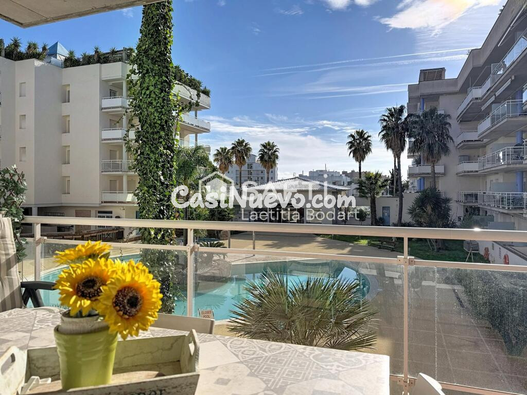 Bonito piso luminoso con terraza y vistas a la piscina – Residencial con piscina y jacuzzi