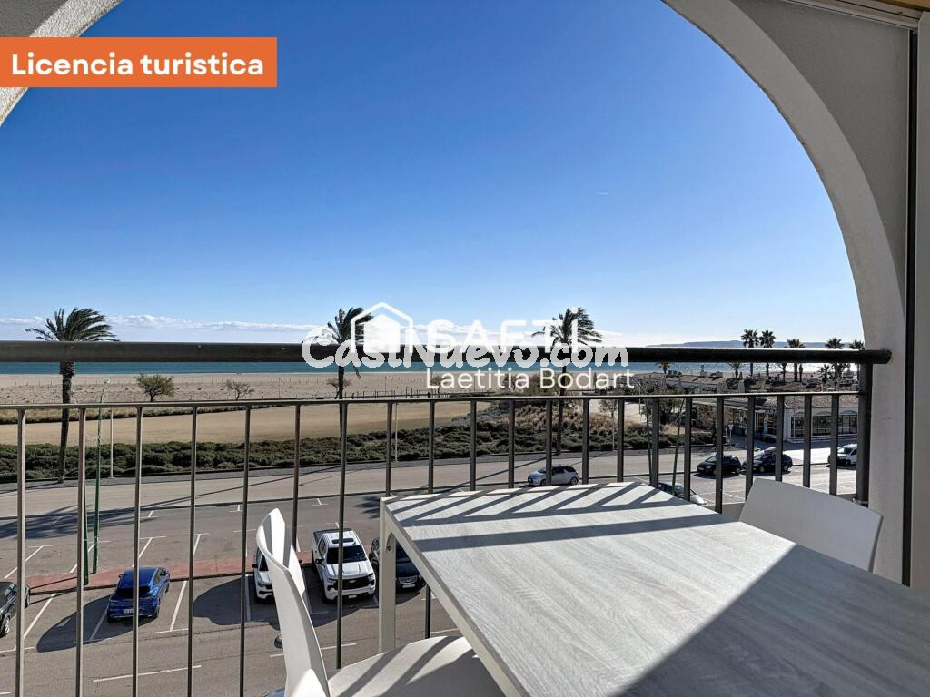 Magnífico apartamento renovado con terraza y licencia turística – Frente al mar