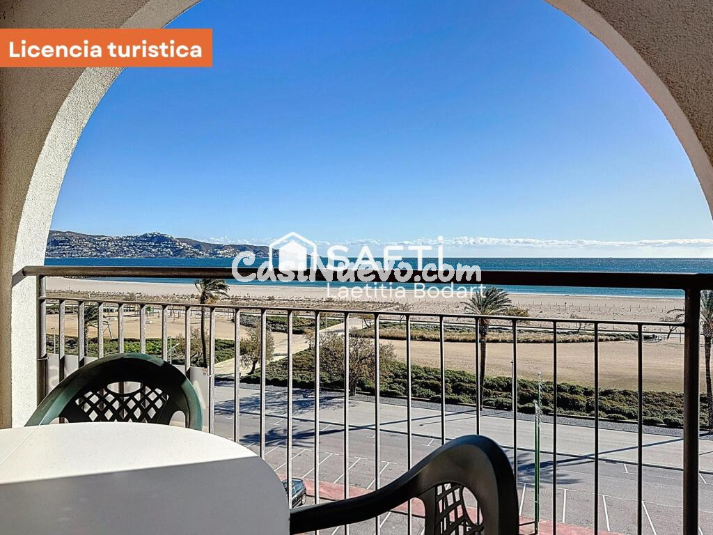 Amplio estudio renovado con terraza, vistas al mar y licencia turística – Primera línea de mar