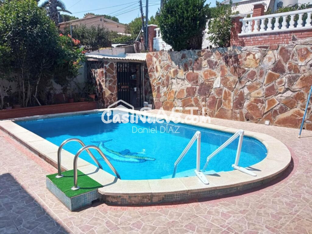 Casa de tres plantas con piscina