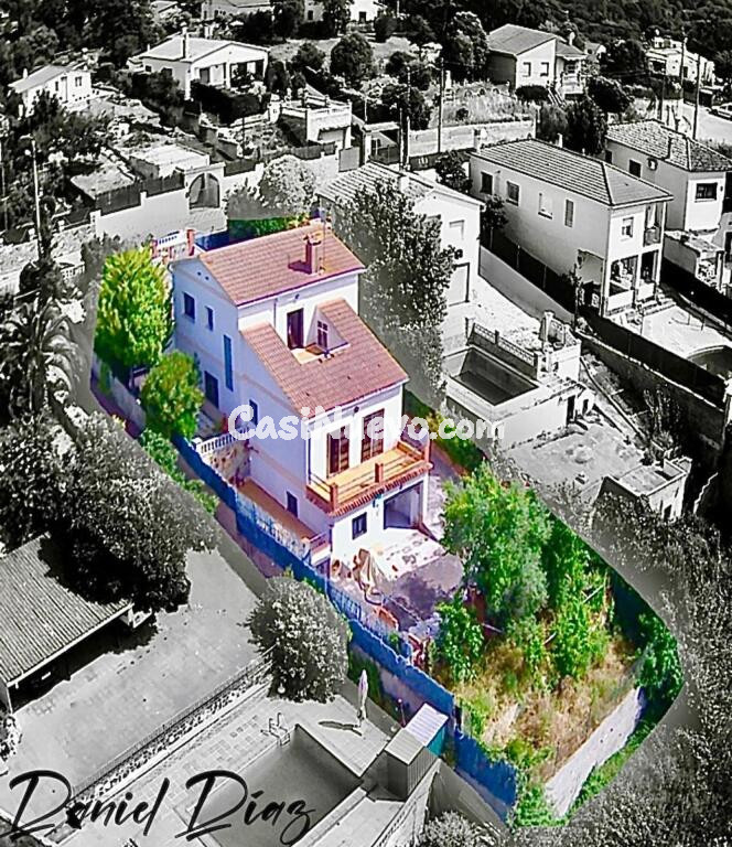 Casa de tres plantas con piscina