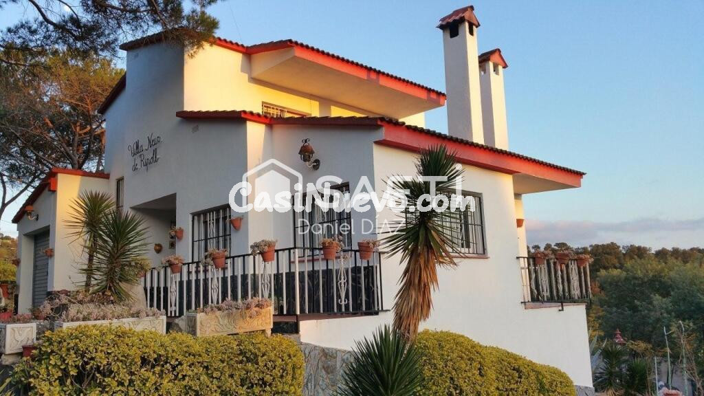 Casa de tres Plantas y Pozo.