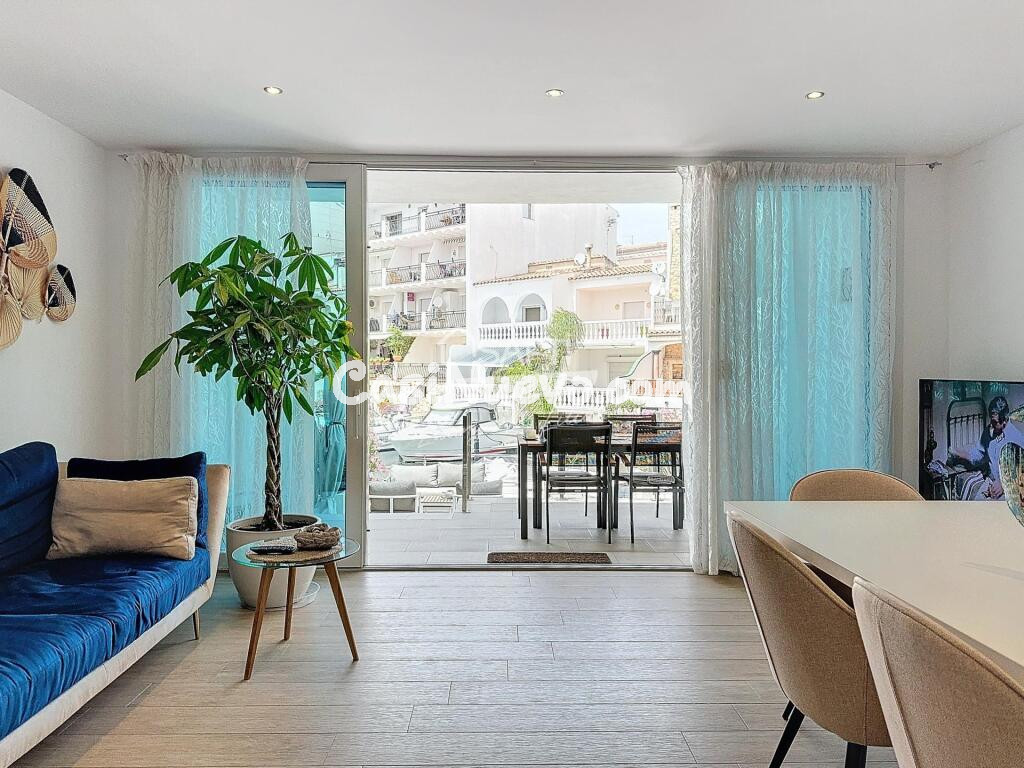 Excepcional casa en el canal en Empuriabrava