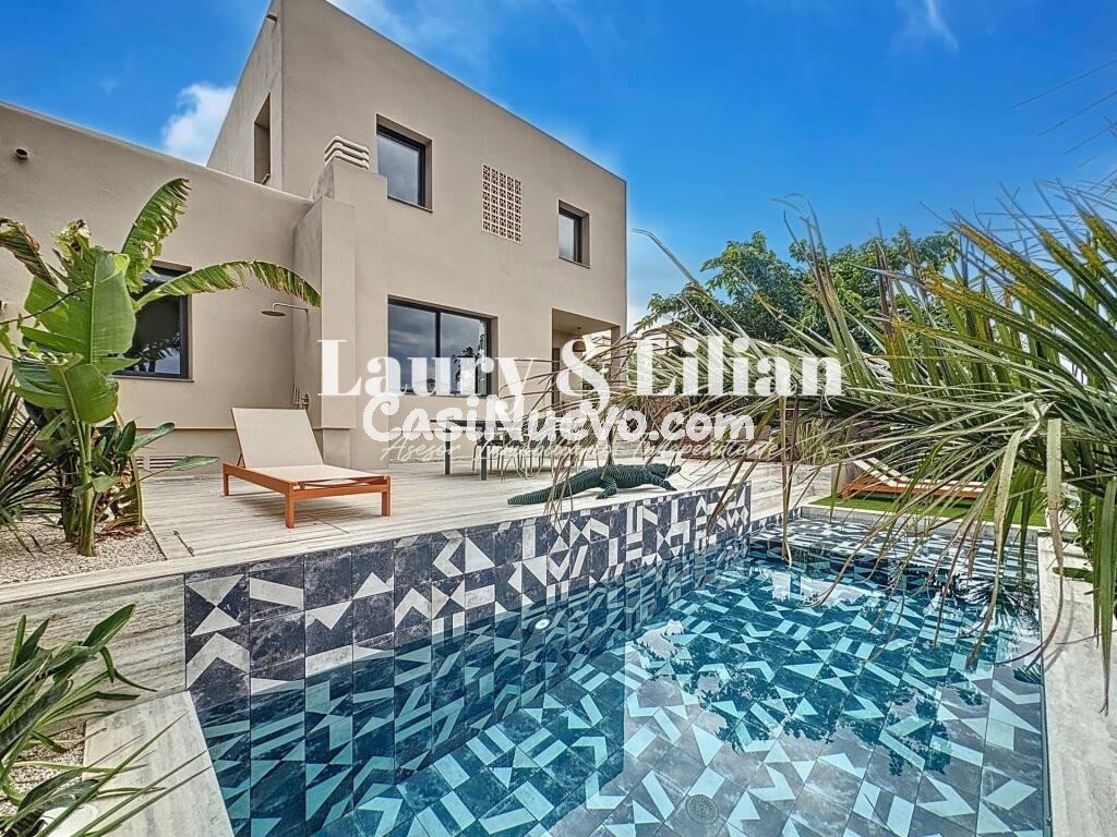 Excepcional villa con amarre de 14 m y canal largo .