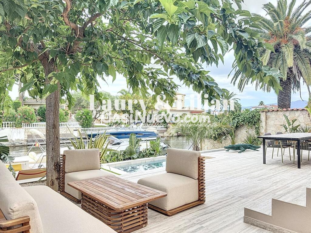 Excepcional villa con amarre de 14 m y canal largo .