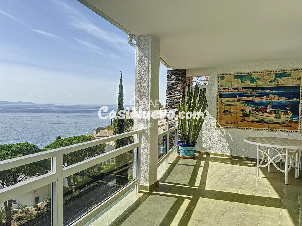 Apartamento de lujo de dos dormitorios con vistas al mar y plaza de aparcamiento.