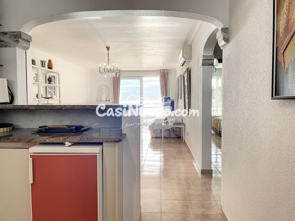 Apartamento de lujo de dos dormitorios con vistas al mar y plaza de aparcamiento.