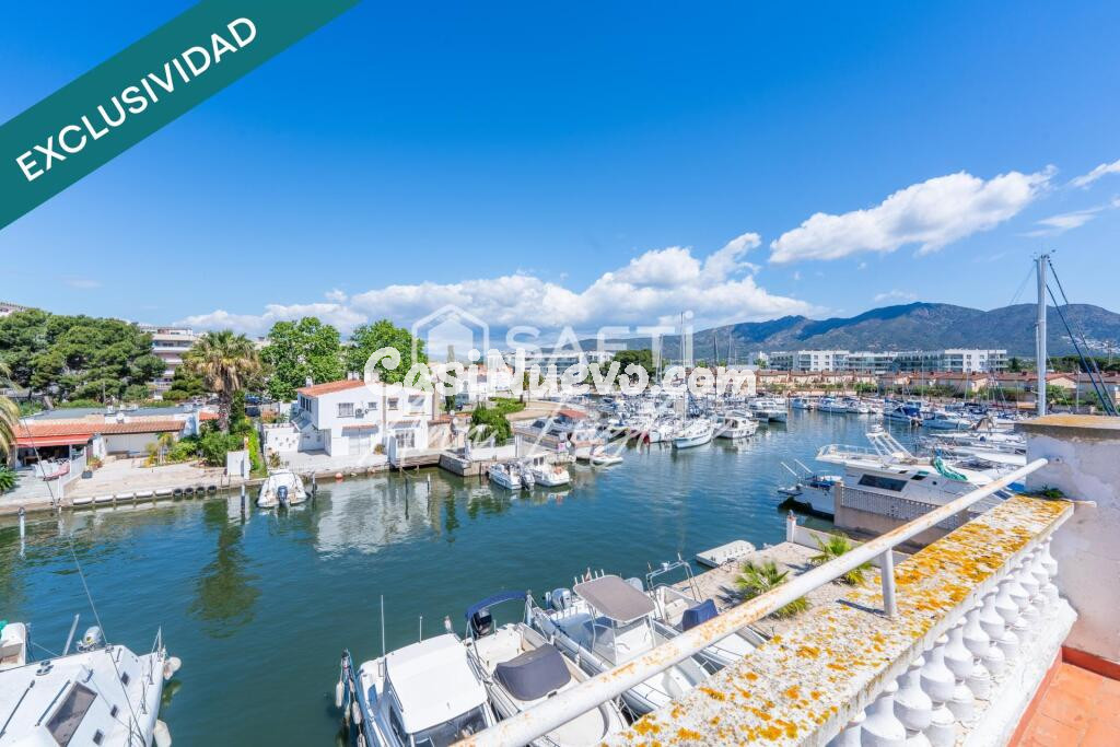 Casa al canal con amarre y garaje