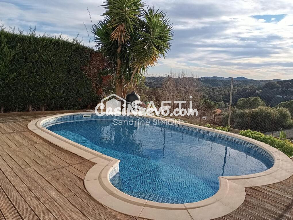 Casa con piscina y bonitas vistas despejadas y mar!