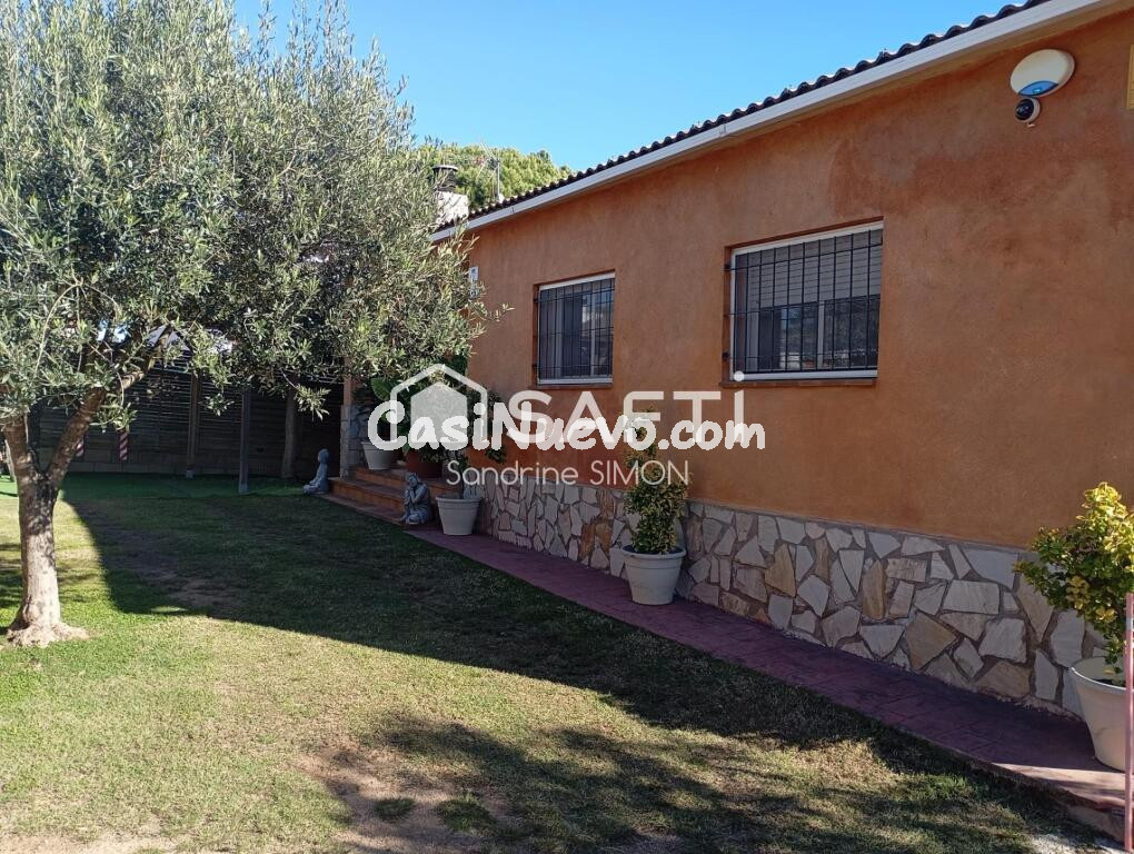 Preciosa y comoda casa unifamiliar de una planta con jardin, parking cerca de Vidreres en zona residencial.