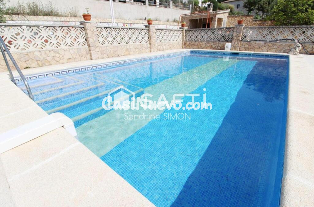 Preciosa y cómoda casa con mucho encanto de una sola planta con piscina y terreno totalmente plano!