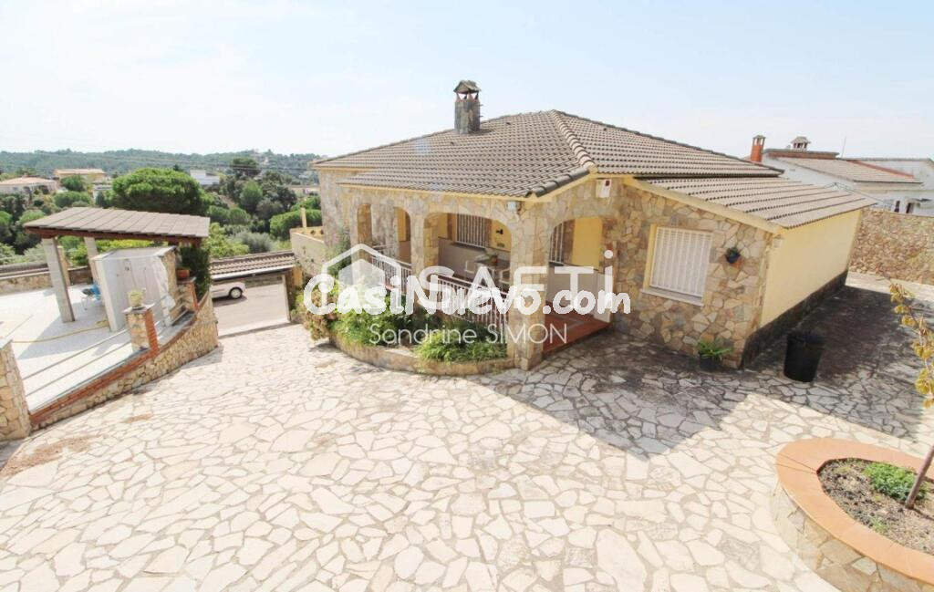 Preciosa y cómoda casa con mucho encanto de una sola planta con piscina y terreno totalmente plano!