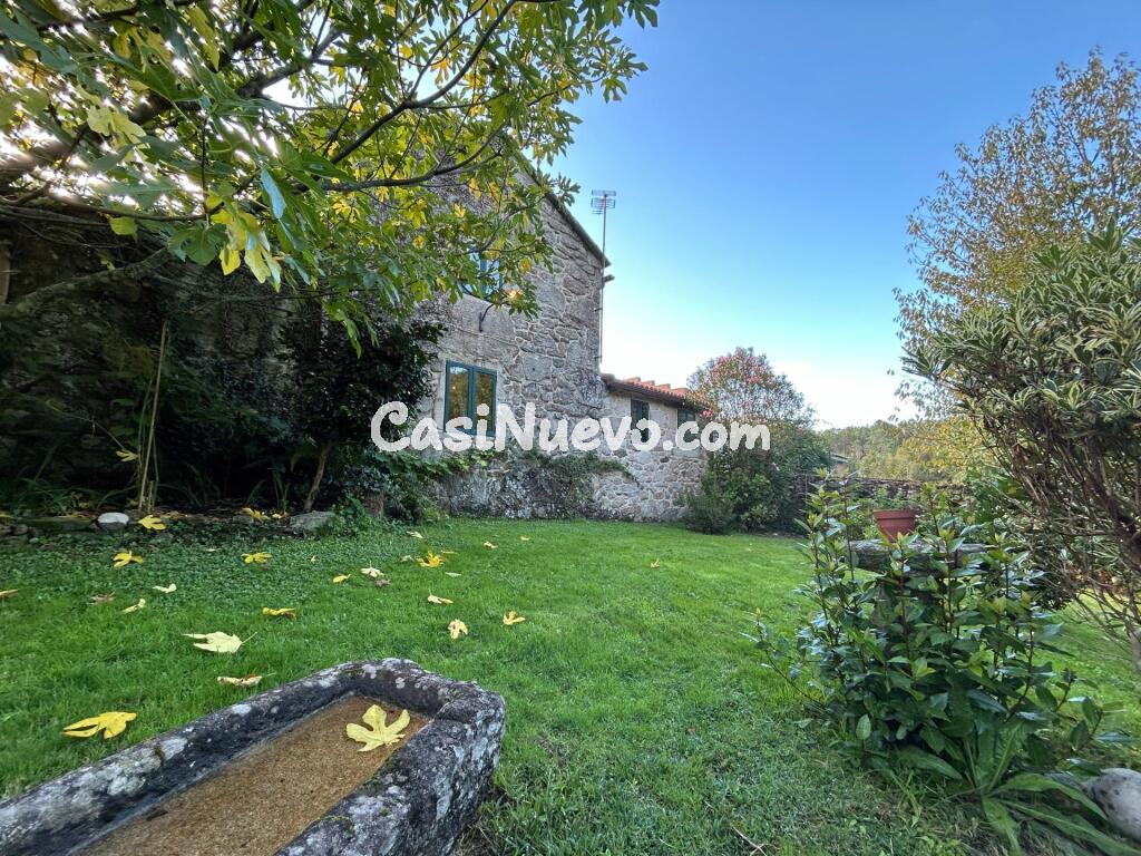 Venta de casa de piedra, lista para entrar a vivir con 10.000m2 de finca a 28 minutos de Vigo.