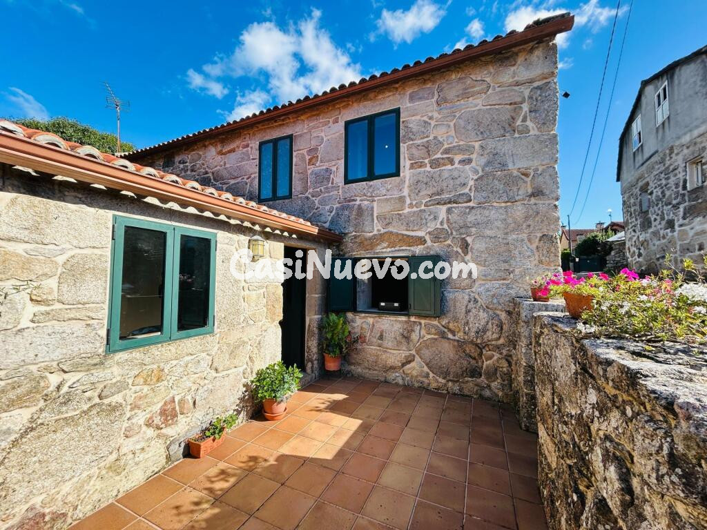 Venta de casa de piedra, lista para entrar a vivir con 10.000m2 de finca a 28 minutos de Vigo.