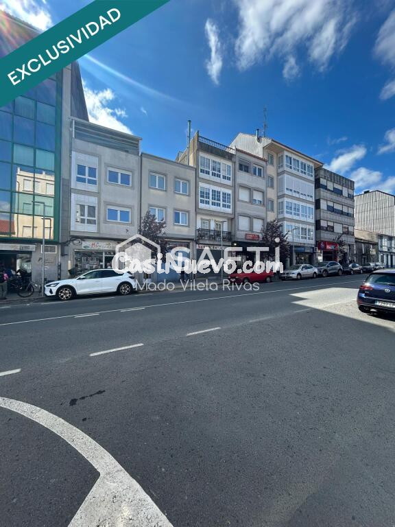 Venta de edificio en el centro de Melide de 3 niveles y 7 pisos los cuales incluido el bajo comercial están alquilados.