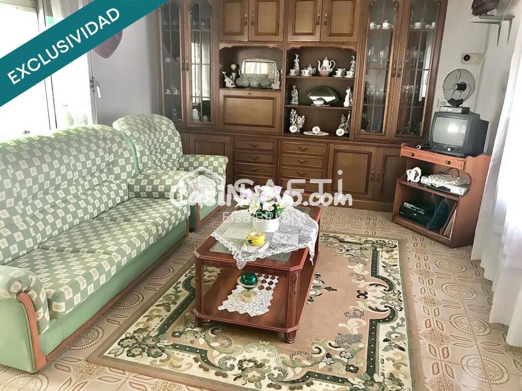 Amplia casa en con terraza cubierta