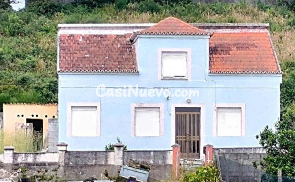 Casa para restaurar con huerta cerca de la playa de As Furnas.