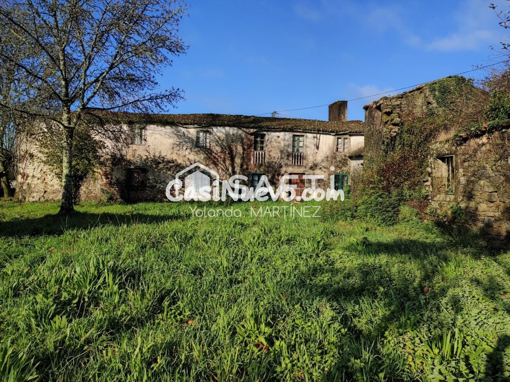 Casa de piedra con hórreo y gran finca segregable