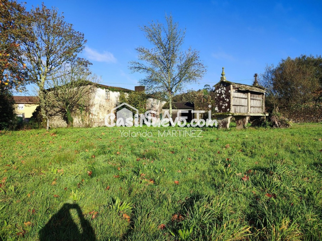 Casa de piedra con hórreo y gran finca segregable