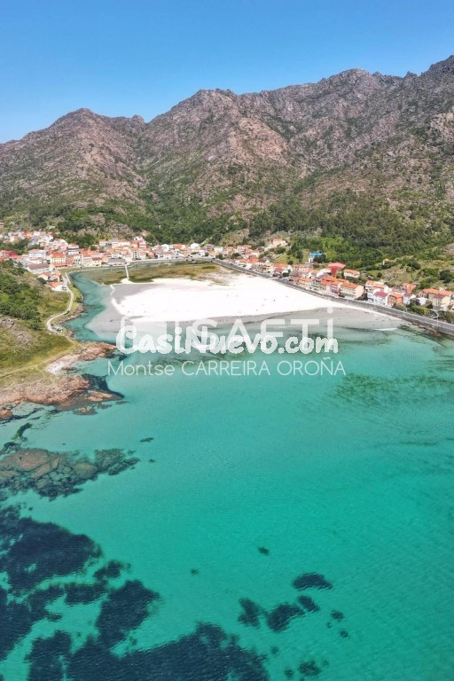 Tu ático a estrenar frente al mar en O Pindo/ Carnota: luz, vistas y permiso turístico.
