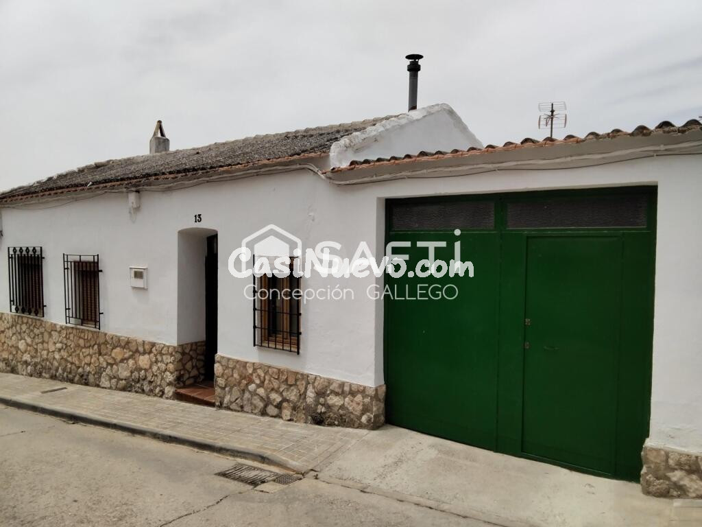 CASA PAREADA EN CAMPO DE CRIPTANA. Sin comisión para el comprador.