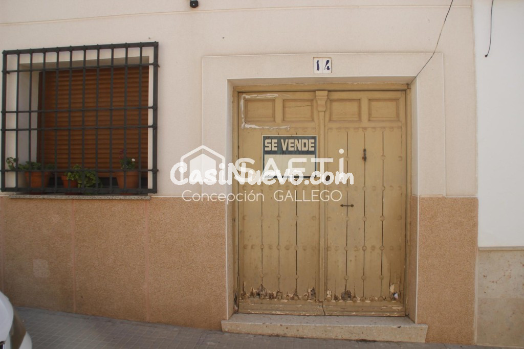 Casa solar para reconstruir, no se cobra comisión al comprador.